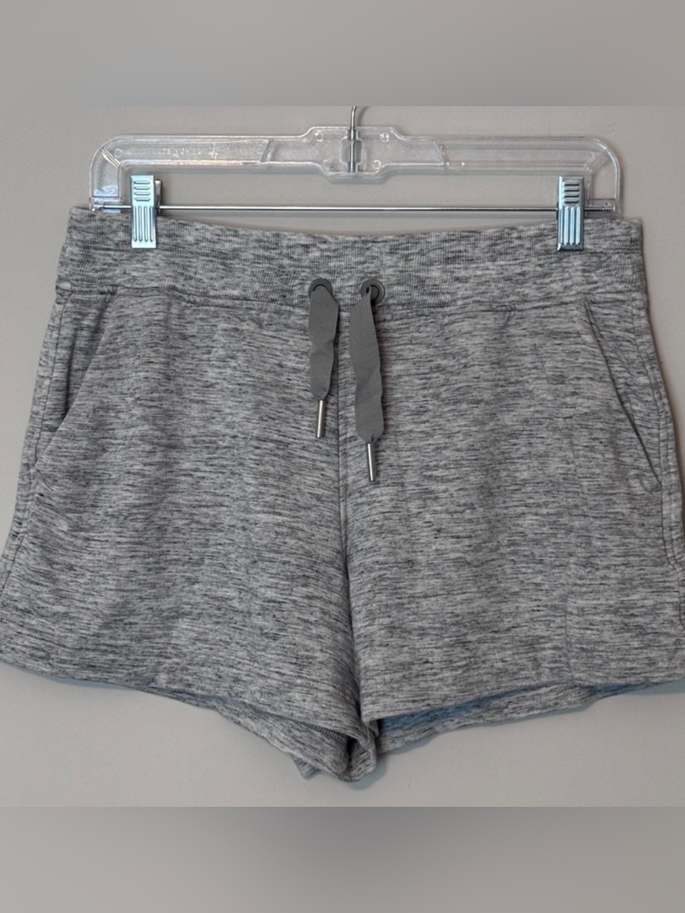 Athleta Heather Gray Women’s Size Medium Balance 4” Shortie Shorts EUC!